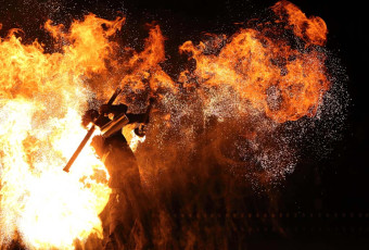 firebreathing-effects-performers-from-spark-fire-dance-at-art-on-ice-2014