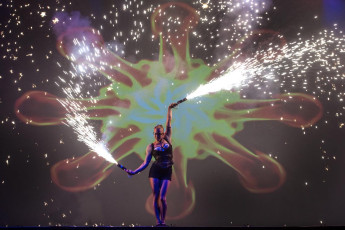 amazing-light-show-performers-spark-fire-dance-entertainment-companies-pyro-poi