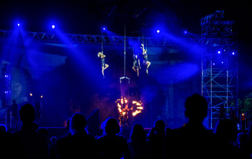 bespoke-production-entertainment-extreme-aerial-fire-act-spark-fire-dance
