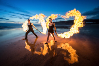 the-best-le-meileur-artiste-spark-fire-performers-show-daring-circus-acts-with-striking-sfx